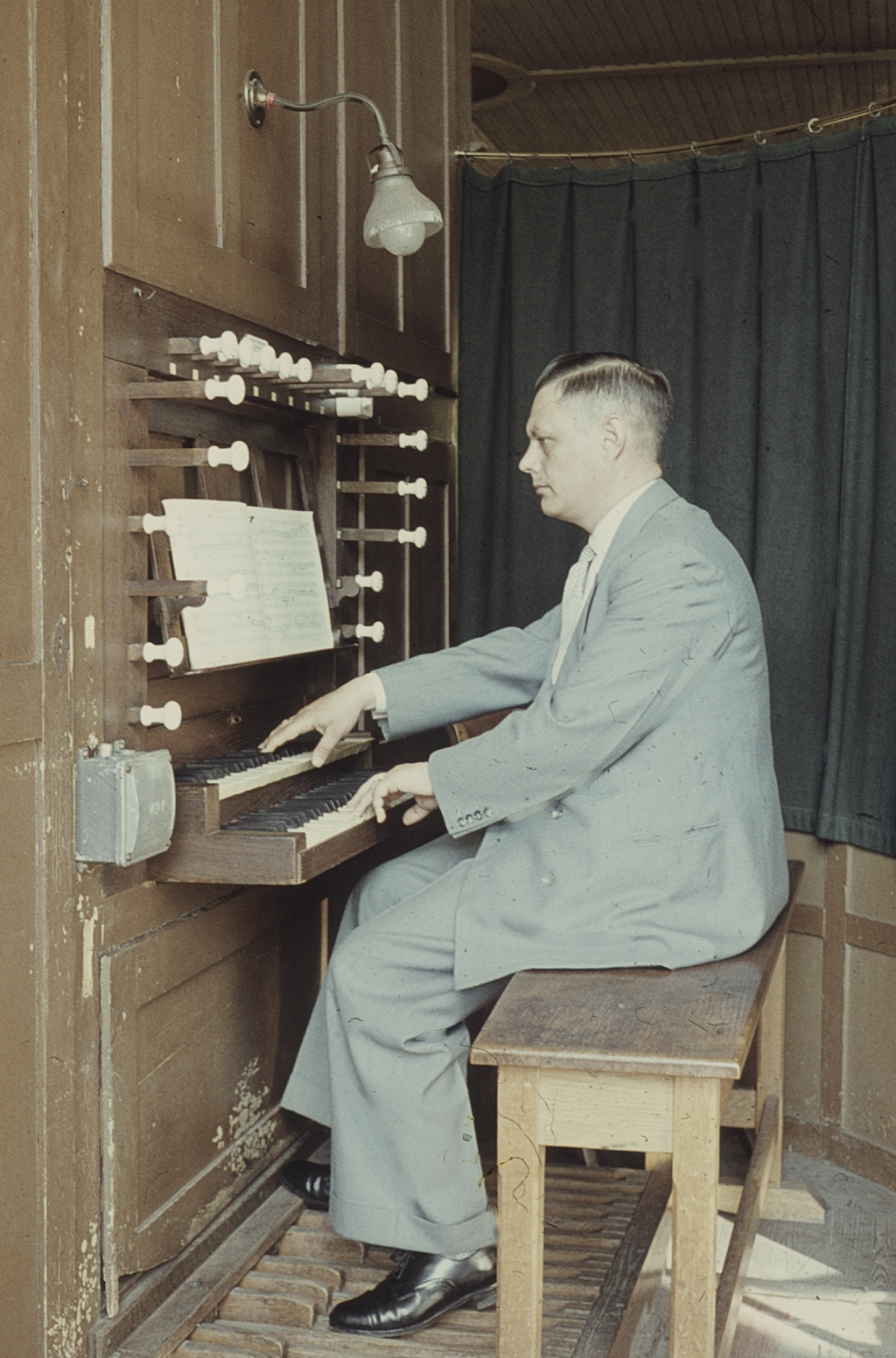 Kees Passchier speelt orgel