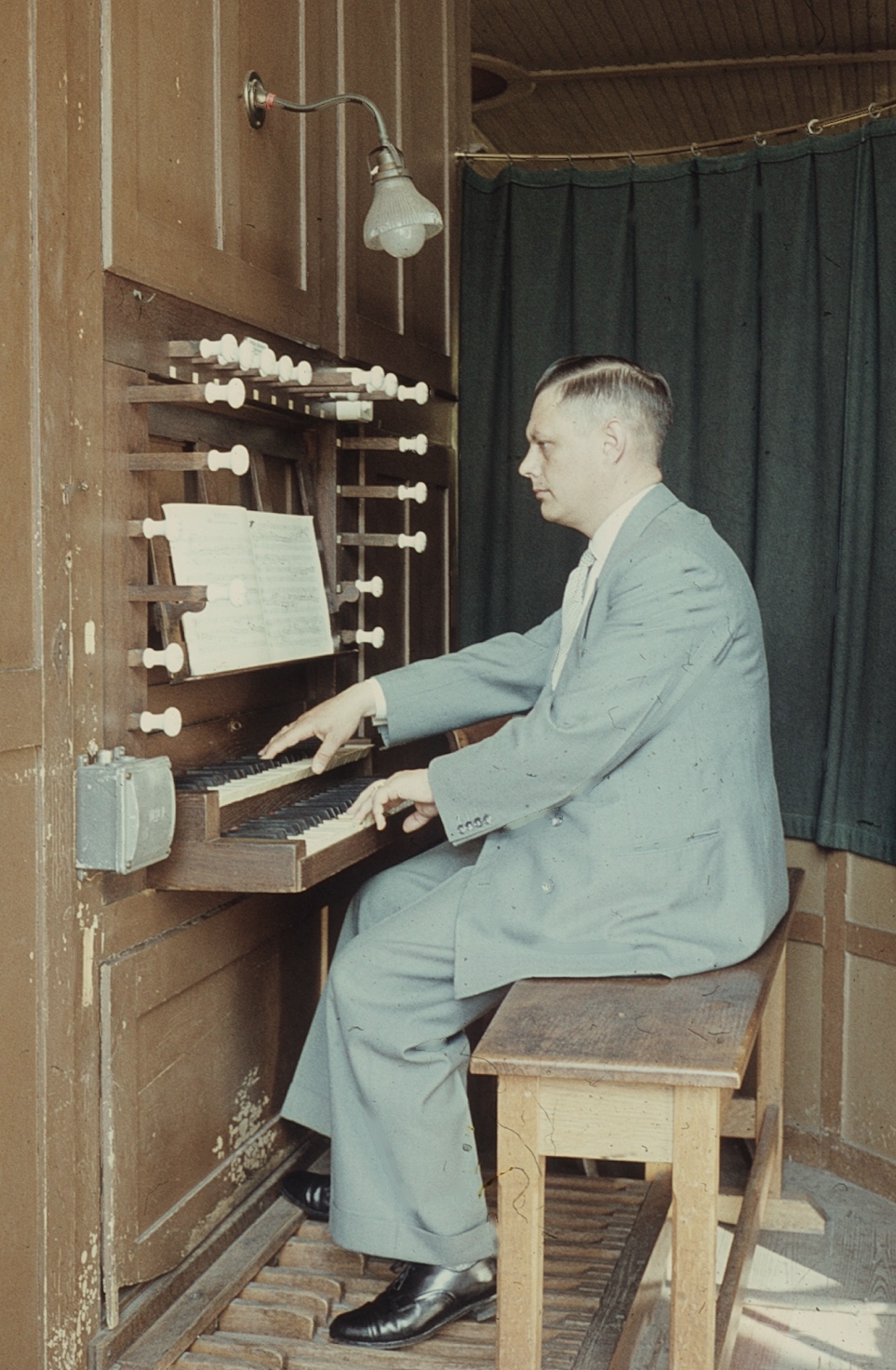 Kees Passchier speelt orgel