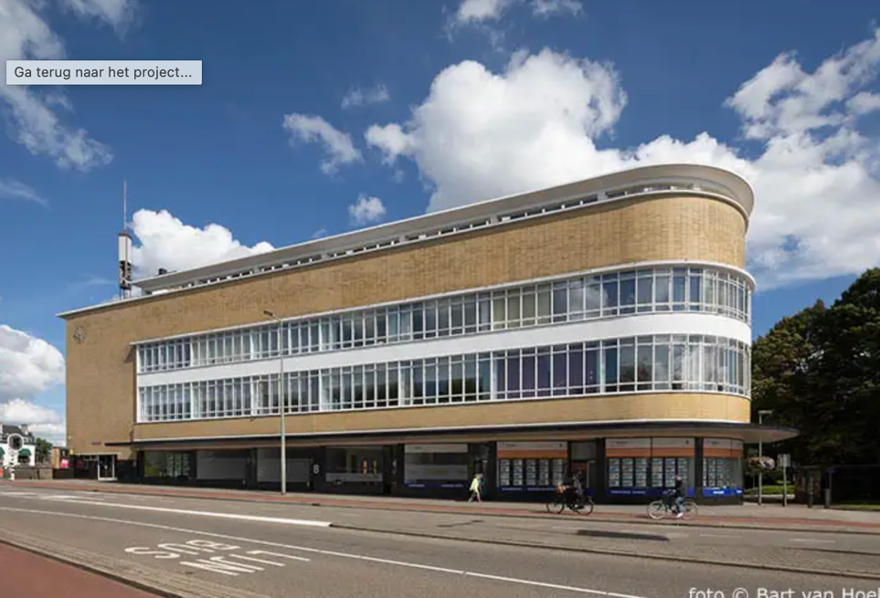 Het gebouw van de HAV Bank in Schiedam